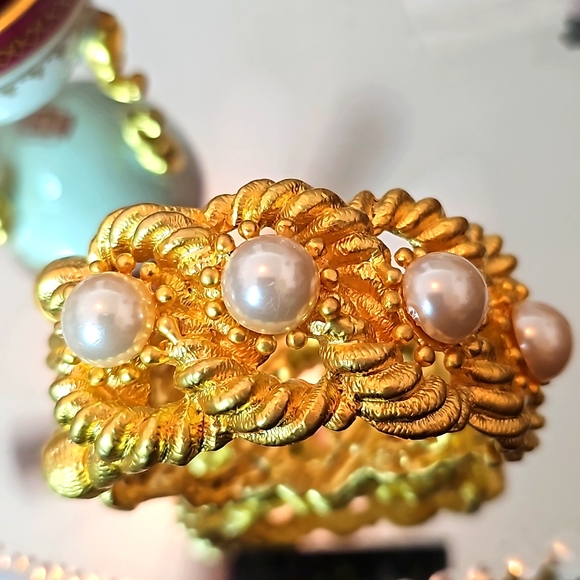 Pearl Gold Tone Bracelet - Picture 3 of 5